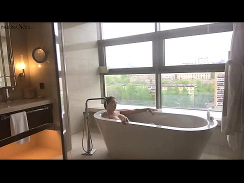 ❤️ Mtoto mkubwa anapepesuka kwa shauku kutoka kwenye kitumbua chake bafuni Video ya mkundu