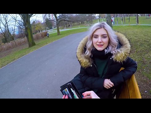 ❤️ Humeza chakula cha moto cha mgeni kwa pesa - blowjob katika bustani na Eva Elfie Video ya mkundu